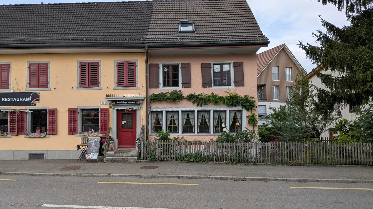 Das ist das Haus von Marcel Keller an der Wilstrasse 98. Ein altes Haus von aussen.